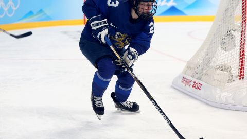 Estrella del hockey finlandés Sanni Hakala quedó con medio cuerpo paralizado tras brutal lesión