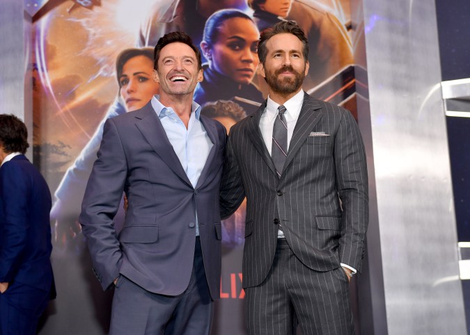 Ryan Reynolds y Hugh Jackman posando en un evento.