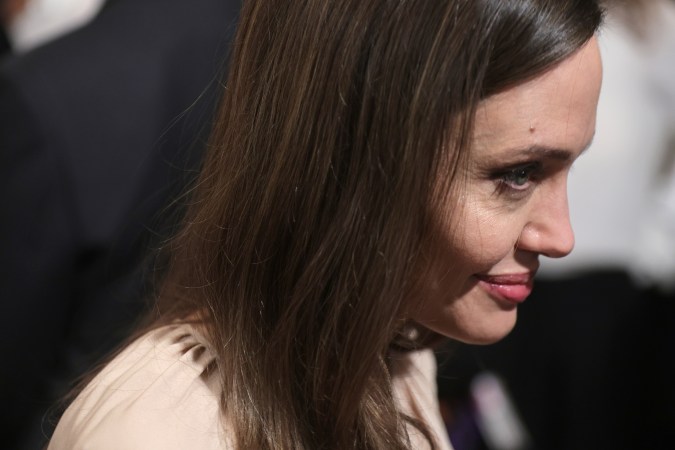 Angelina Jolie participando en un evento público.