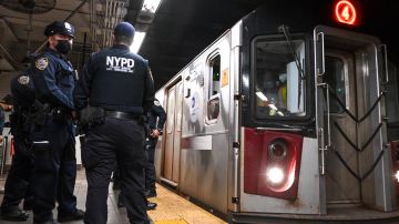 Según NYPD el criminal era de tez oscura y tenía puesto un abrigo de color beige, salió corriendo, apenas llegó el tren a la estación.