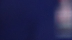 Carlos Alcaraz (L) y Rafa Nadal (R) comparten luego de un encuentro del Abierto de Madrid en 2022.