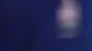 Carlos Alcaraz (L) y Rafa Nadal (R) comparten luego de un encuentro del Abierto de Madrid en 2022.