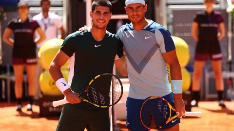 Carlos Alcaraz (L) y Rafa Nadal (R) comparten luego de un encuentro del Abierto de Madrid en 2022.