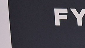 Actores de Stranger Things posando en una alfombra roja.