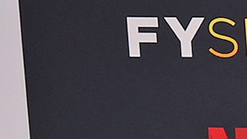 Actores de Stranger Things posando en una alfombra roja.