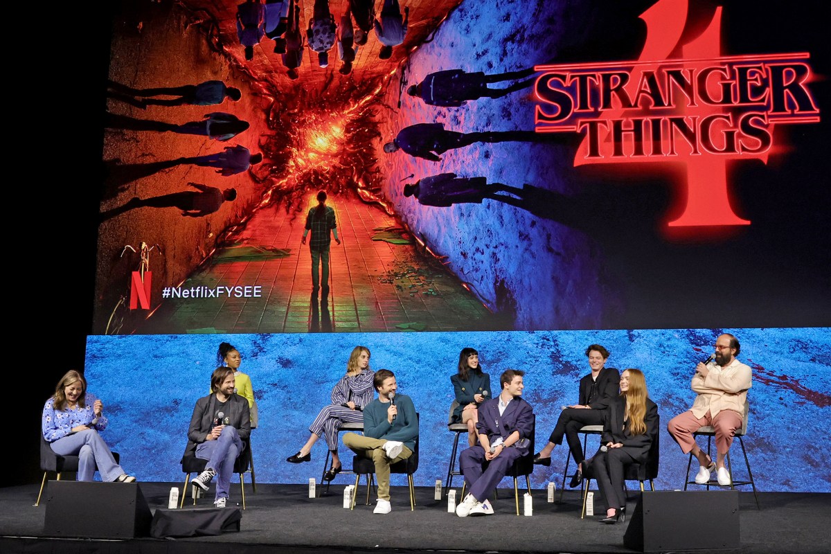 Elenco de Stranger Things participando en un evento.