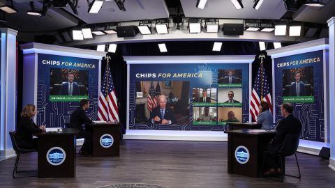 El presidente Joe Biden promulgó en 2022 la Ley de CHIPS y Ciencias.