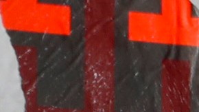 Kourtney Kardashian y Travis Barker posando en una alfombra roja.