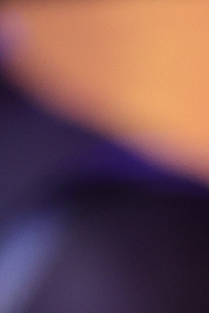 Pierce Brosnan posando en una alfombra roja.