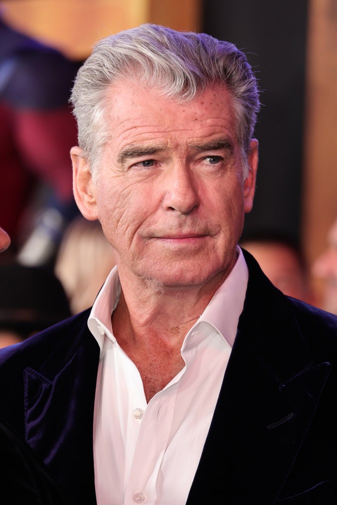 Pierce Brosnan posando en una alfombra roja.