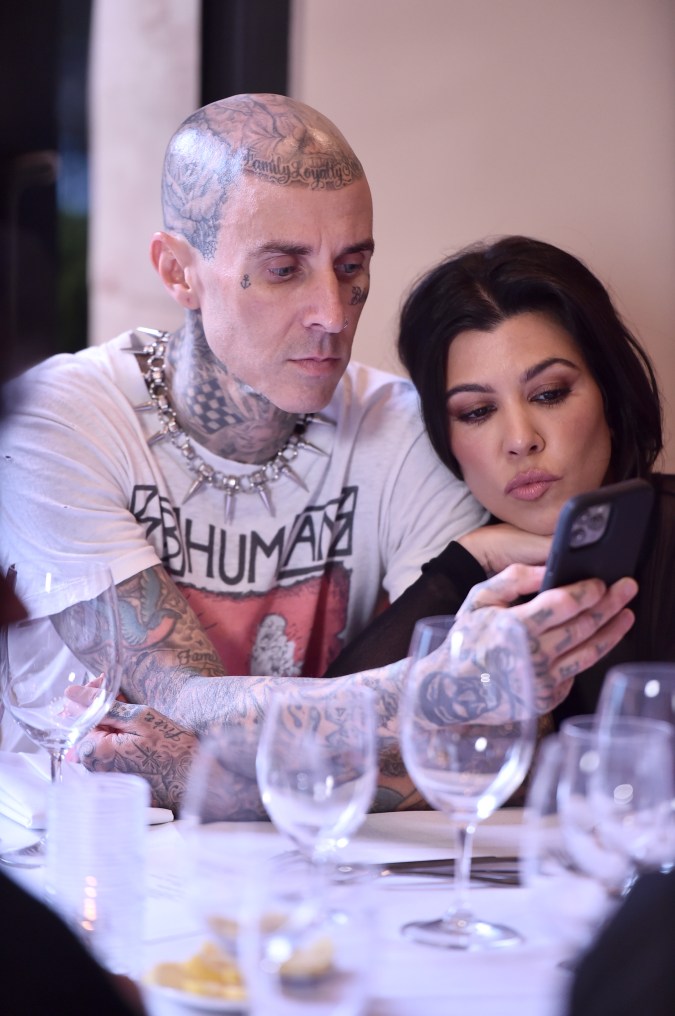 Kourney Kardashian y Travis Barker compartiendo un momento juntos.