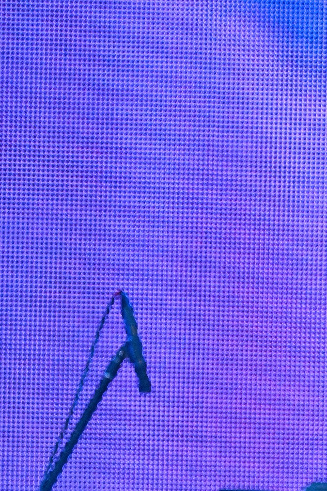 Enrique Iglesias actuando en show en vivo.