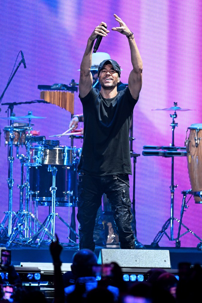 Enrique Iglesias actuando en show en vivo.