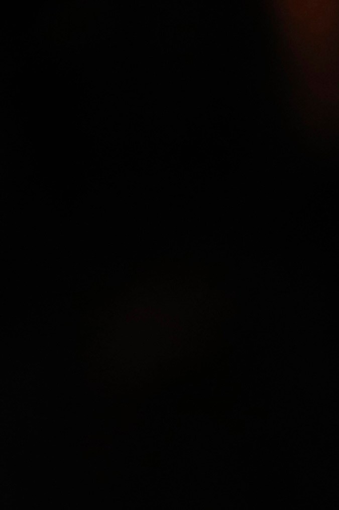 Pierce Brosnan posando en una alfombra roja.