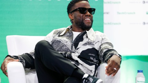 Kevin Hart participando en un evento.