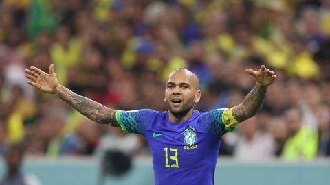 Dani Alves durante un encuentro ante Camerún por el Mundial Qatar 2022.