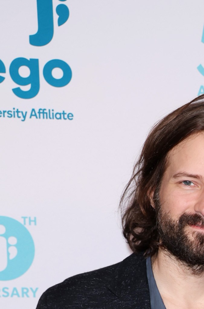 Hermanos Duffer posando en una alfombra roja.