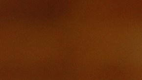 Eiza González posando en una alfombra roja.