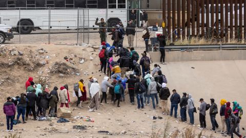 La pausa en las operaciones se une a la ordenada en el paso peatonal del puerto fronterizo de San Ysidro, California, y a la de Lukeville, Arizona.