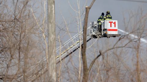 Los bomberos trabajaron rápidamente para extinguir las llamas, que habían consumido gran parte del apartamento del último piso.