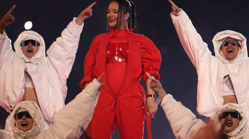 Rihanna actuando en el Super Bowl