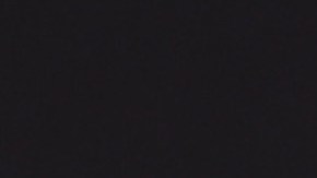 Marc Anthony y Nadia Ferreira posando en una alfombra roja.