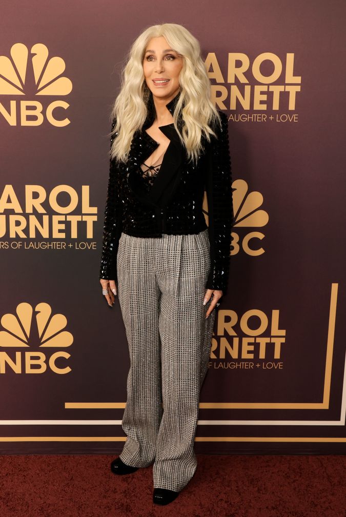 Cher posando en una alfombra roja.