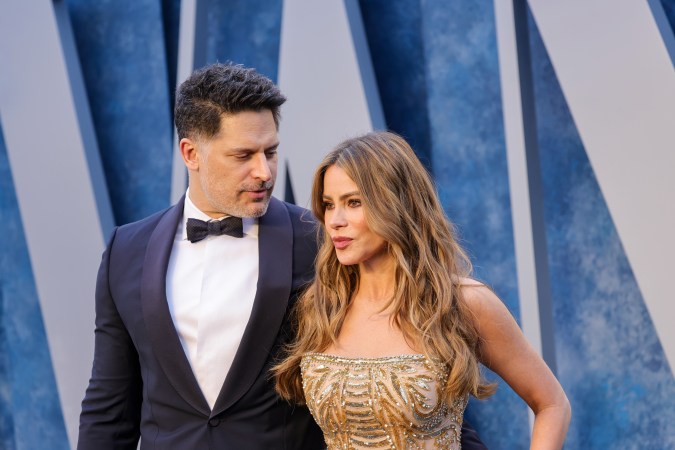 Sofía Vergara y Joe Manganiello posando en una alfombra roja.