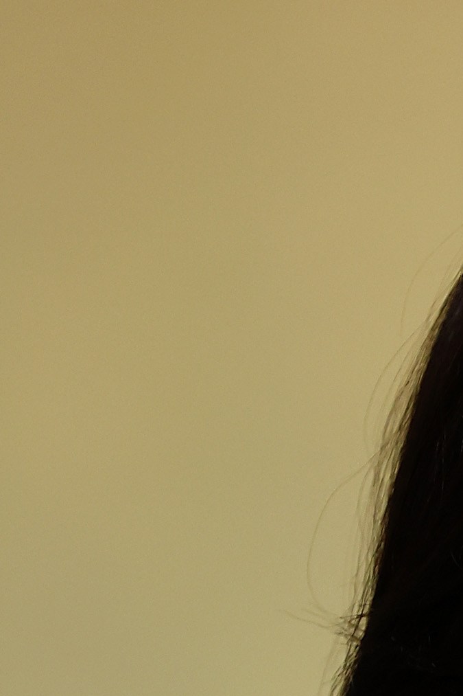 Eiza González posando en una alfombra roja.