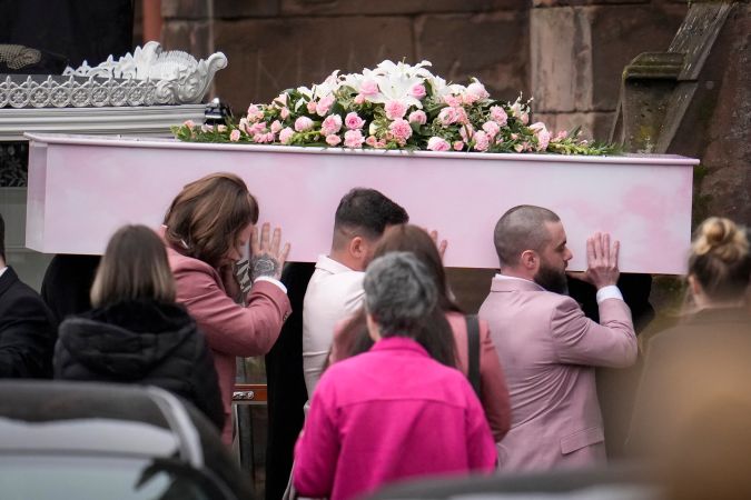 El ataúd de Brianna Ghey es llevado a la iglesia de St Elphin en Warrington, Reino Unido. (Foto de Christopher Furlong/Getty Images)