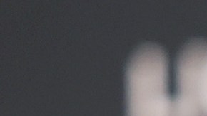 Keanu Reeves posando en una alfombra roja.