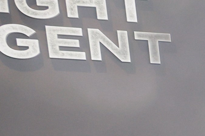 Elenco de The Night Agent posando en un evento.