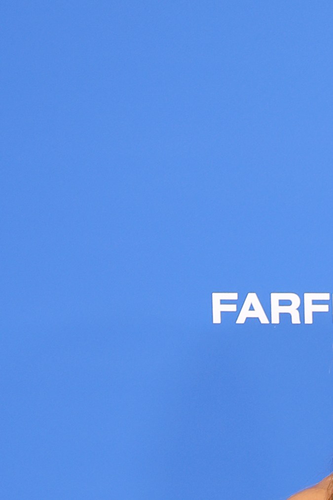 Paula Abdul posando en una alfombra roja.