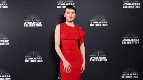 Daisy Ridley posando en un evento de Star Wars.