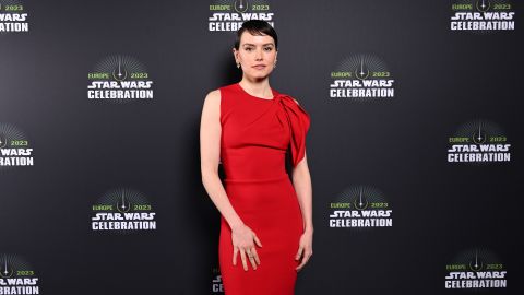 Daisy Ridley posando en un evento de Star Wars.