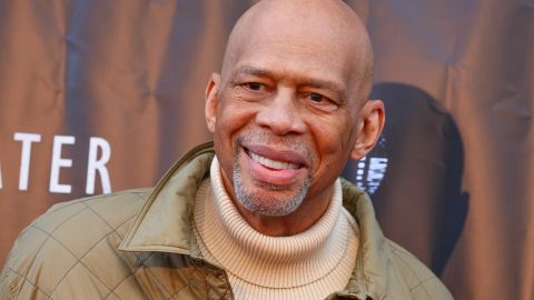 Kareem Abdul-Jabbar estará tres meses de recuperación tras cirugía por fractura de cadera