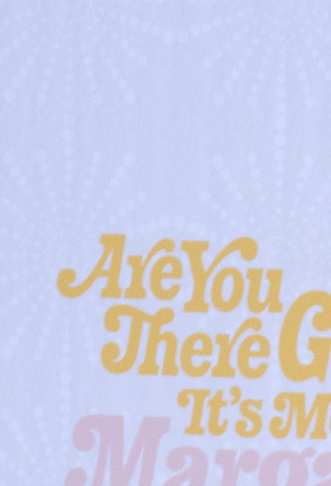 Rachel McAdams posando en una alfombra roja.