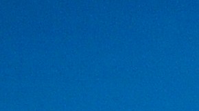 Melissa Barrera posando en una alfombra roja.