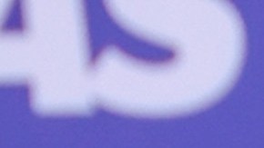 Peso Pluma posando en una alfombra roja.