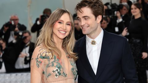 Suki Waterhouse y Robert Pattinson están esperando su primer hijo.