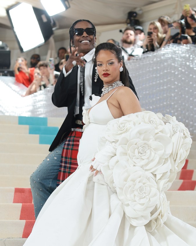 Rihanna posando en un evento.