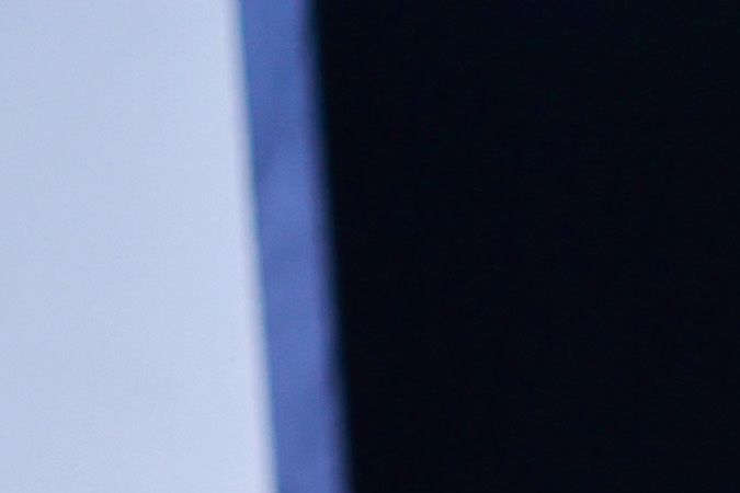 Jennifer López posando en una alfombra roja junto con Ben Affleck.