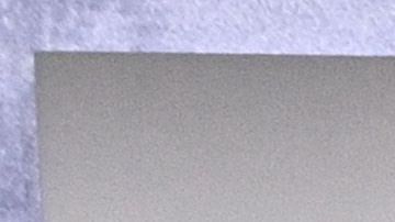 Jennifer López posando en una alfombra roja.