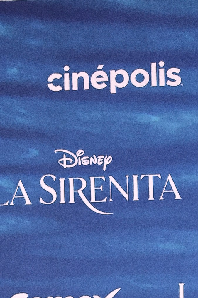 Ana Claudia Talancón participando en una alfombra roja.