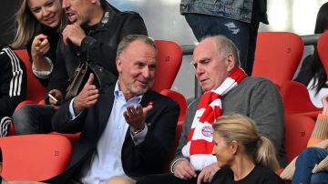 Karl-Heinz Rummenigge conversa con Uli Hoeness en un partido entre el Bayern Munich y el RB Leipzig.