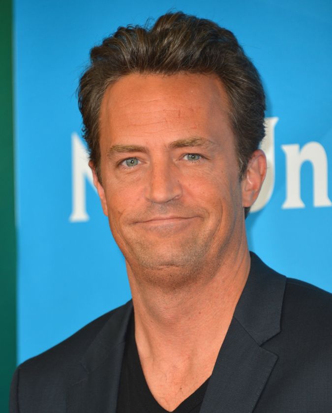 Matthew Perry participando en un evento.
