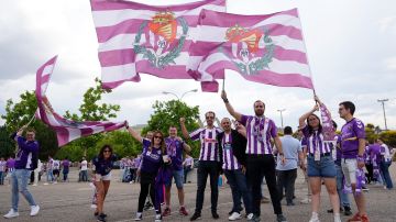Hinchas del Valladolid ondean banderas con el escudo antiguo del equipo.
