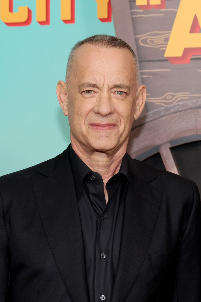 Tom Hanks posando en una alfombra roja.