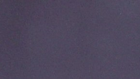 Pierce Brosnan posando en una alfombra roja.