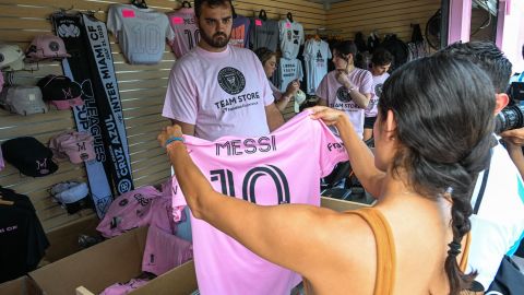 Camiseta de Messi entre las 15 prendas más relevantes del presente año, según la revista Vogue